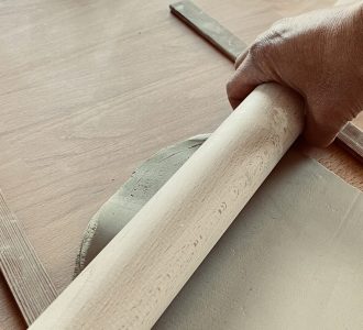Hand rollt Ton mit Rollholz im Keramik-Basiskurs des Atelier MON Cottbus – handwerkliches Töpfern und Keramik formen lernen