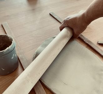 Hand rollt Ton mit Rollholz im Keramik-Basiskurs des Atelier MON Cottbus – handwerkliches Töpfern und Keramik formen lernen